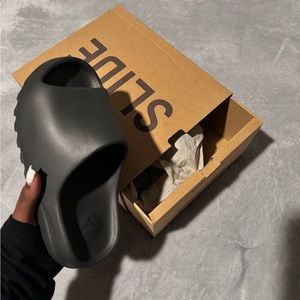 YEEZY SLIDES